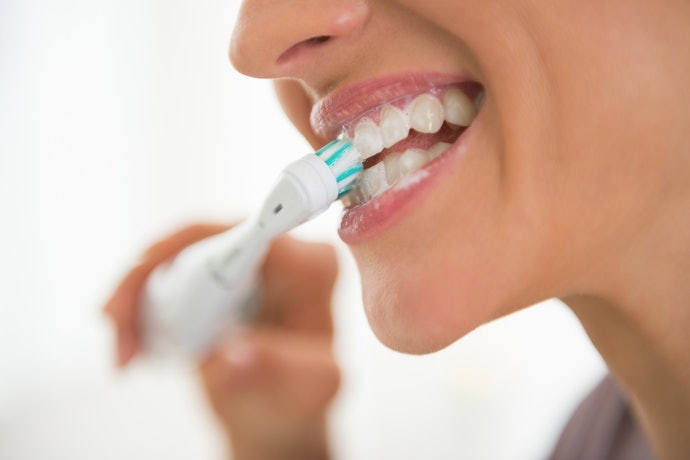 智能压力调节：可防止刷牙力道过强